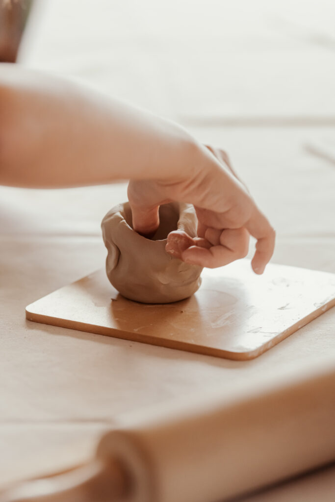 Élève créant un petit bol en argile lors de l’atelier poterie à l’école
