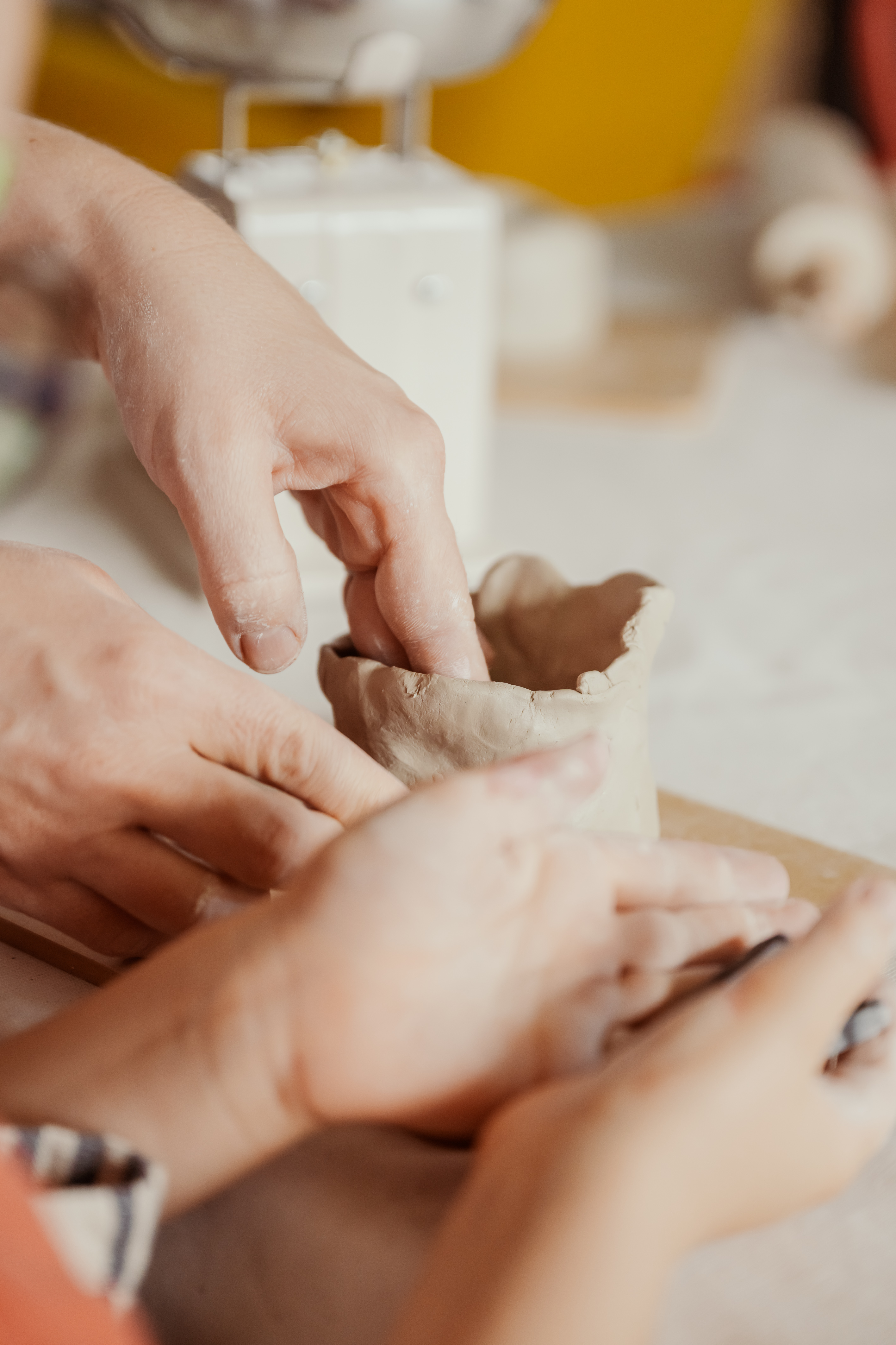 Atelier de poterie inclusif en Alsace, participant guidé dans le modelage de l’argile