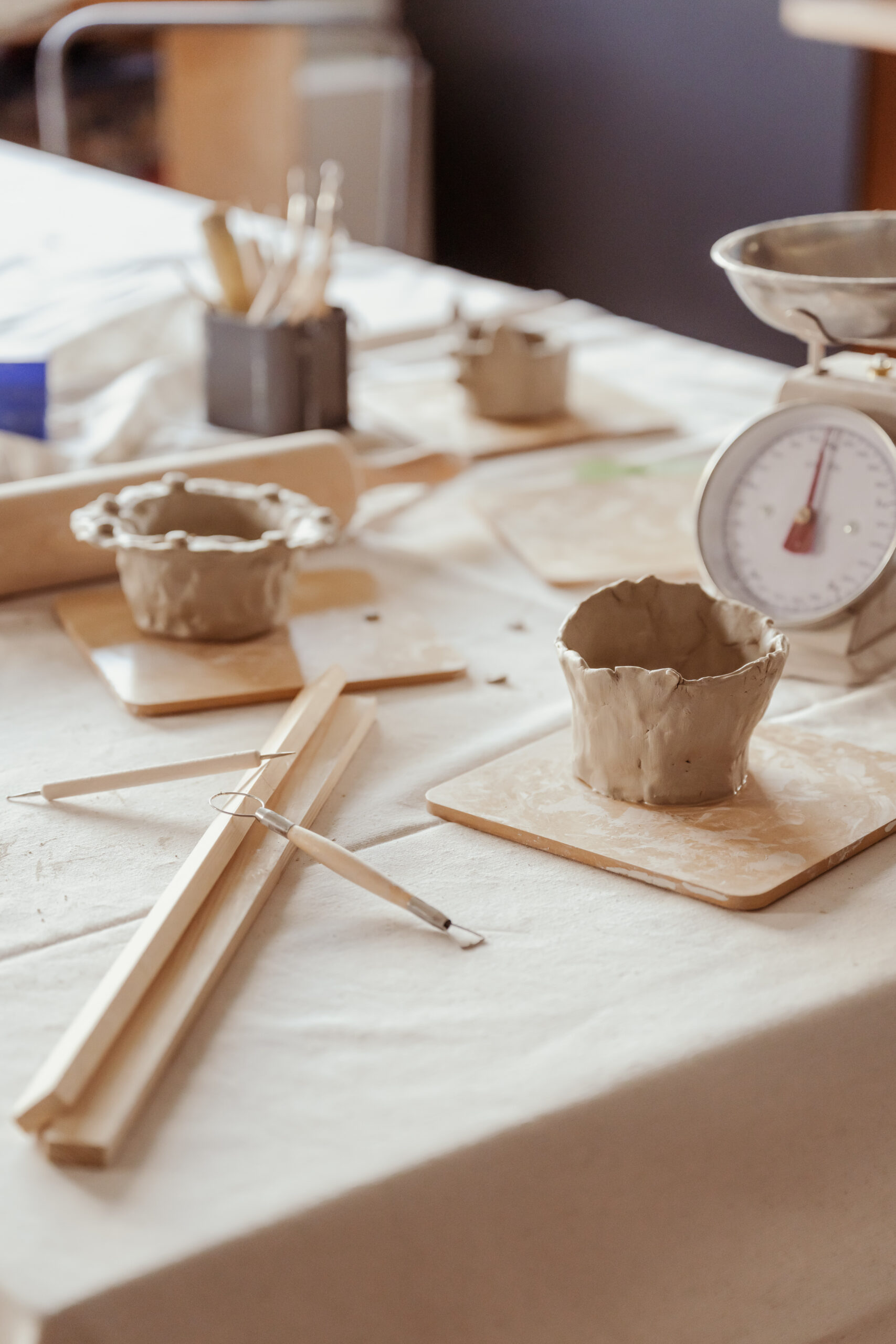 Exposition des pièces de poterie réalisées par la classe après cuisson