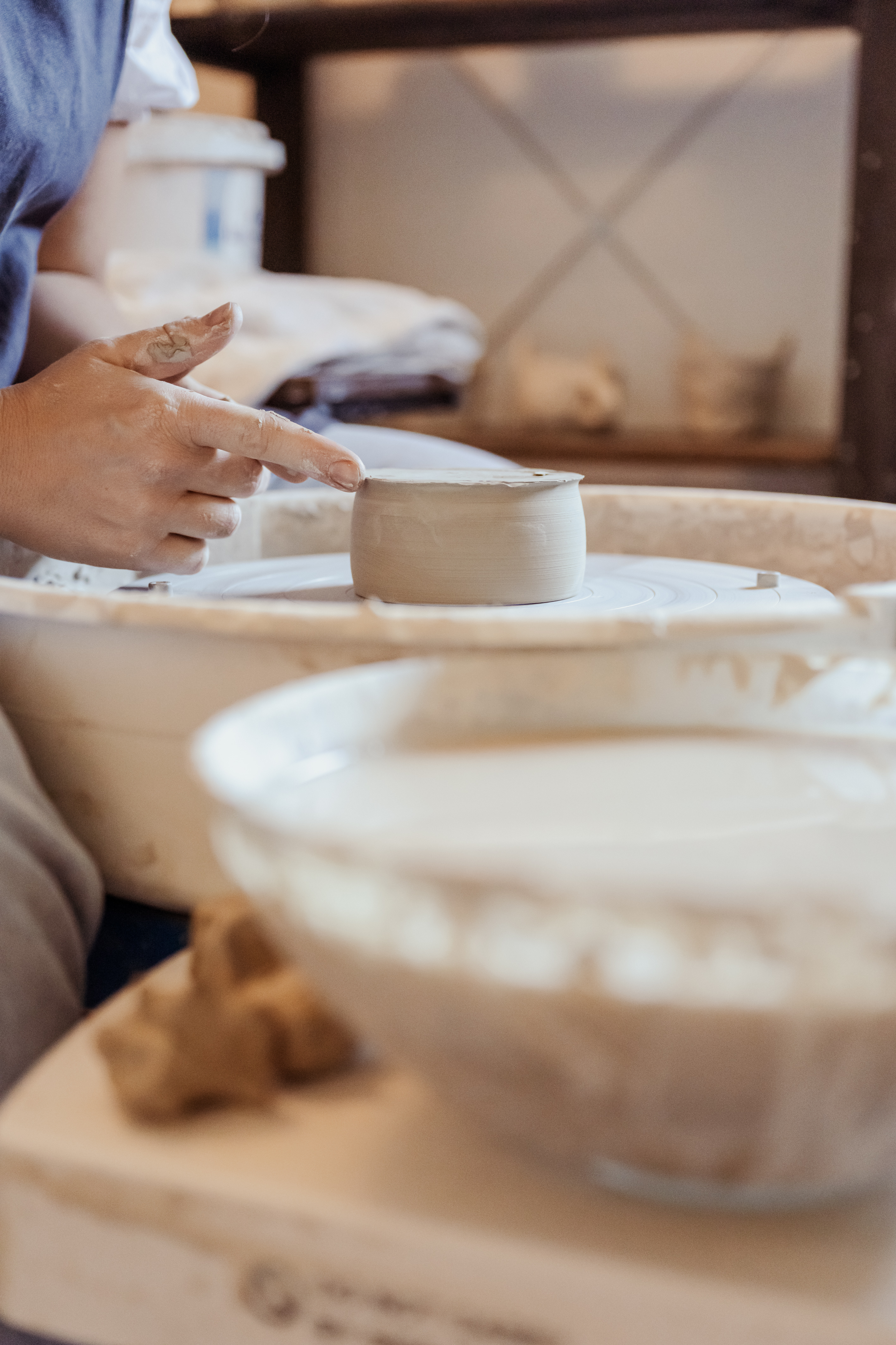 Gestes de tournage et modelage de l’argile dans un atelier de poterie en Alsace