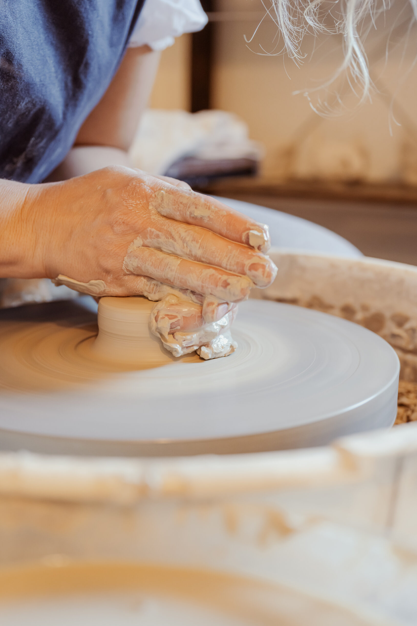 Gros plan d’émaux et de textures sur de la céramique artisanale, finition faite main