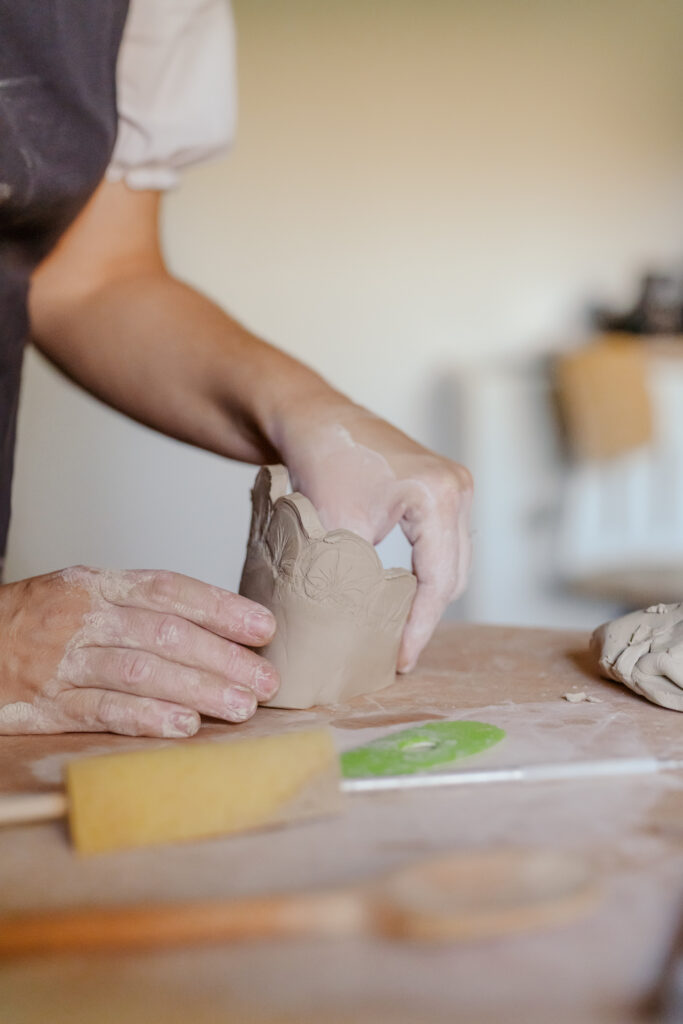 Plaques texturées en argile réalisées par des enfants pendant l’atelier